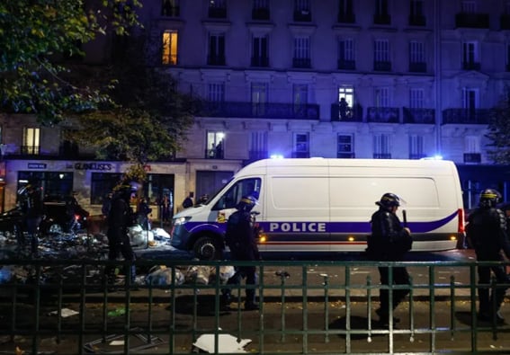 Policías franceses en la zona próxima a la plaza de la República de París tras los disturbios del sábado.