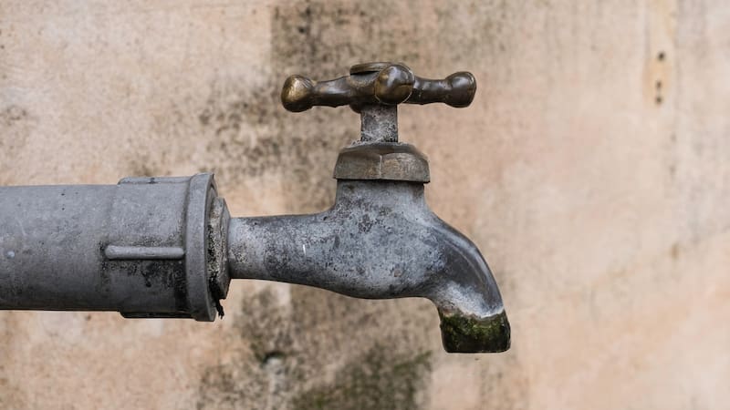 Ni vinagre ni bicarbonato: el truco viral para quitar el sarro de las canillas y las manchas amarillentas del inodoro al instante.