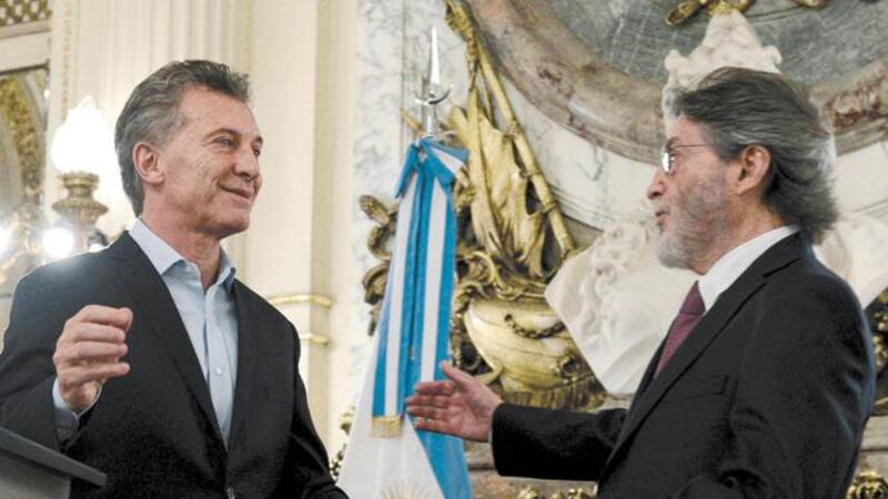 Macri al saludar a Abad, en el homenaje que le realizó en el Salón Blanco de la Casa Rosada