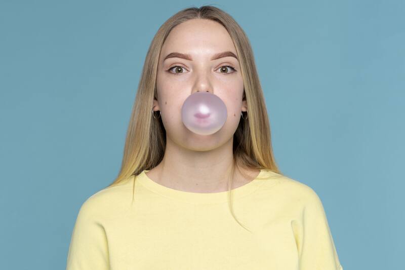 Consumir chicle en exceso, puede significar un peligro para la salud. (Freepik)