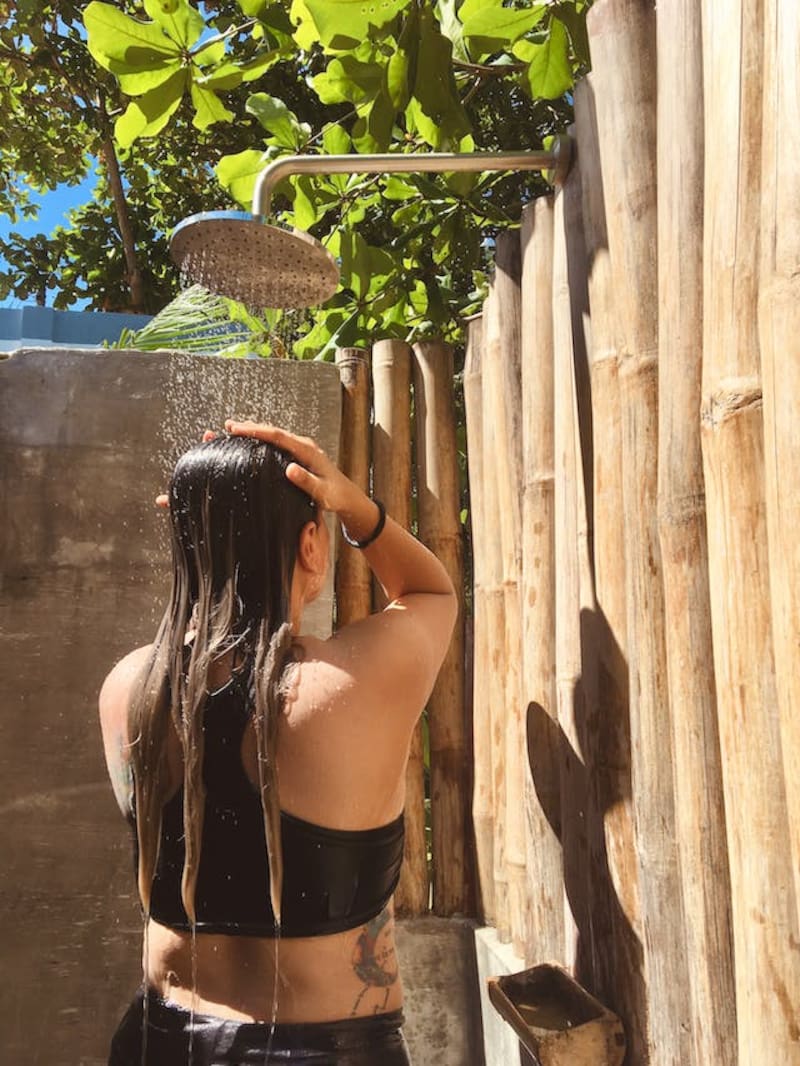 Una ducha de agua fría baja la temperatura del cuerpo y calma la picazón. (Foto: Pixabay)