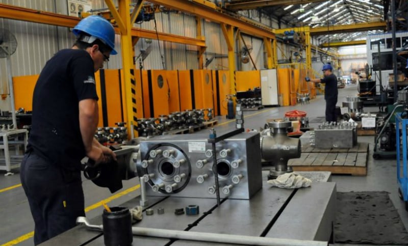 Impulsada por la siderurgia y los alimentos, la industria anotó en junio una doble suba mensual e interanual