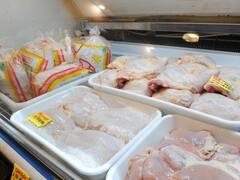 Problemas con las pechugas de pollo del supermercado: les detectaron unas extrañas "marcas blancas", ¿qué significan para la salud?