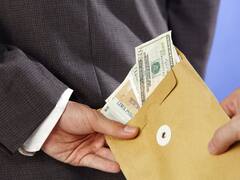 Los empresarios son considerados los más corruptos y el Gobierno saca la mejor nota