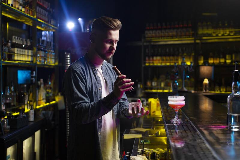 Río de Janeiro lidera el ranking mundial de ciudades con mejor vida nocturna, destacándose por sus animadas fiestas callejeras de samba y la accesibilidad económica de sus propuestas de entretenimiento nocturno. (Foto: Freepik)