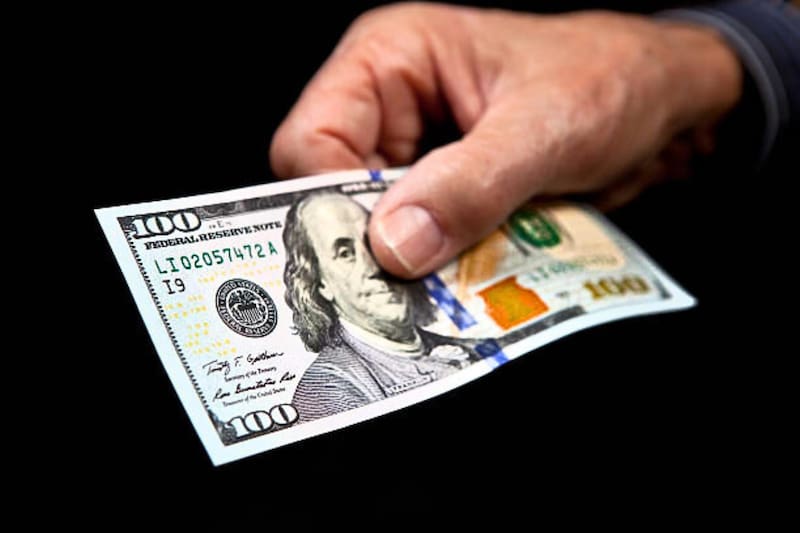 El dólar volvió a subir con fuerza en los mercados internacionales y su avance ya está generando impacto en distintas economías. Foto: Archivo.