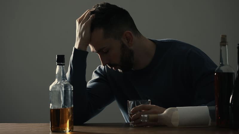 Esta es la bebida alcohólica que más daña el hígado y deberías evitar.