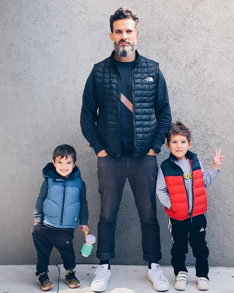 Ale Castagnolo, papá (con barba) de dos hijos.