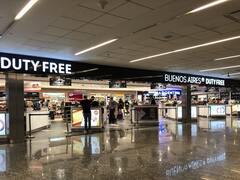 Free shop: explota la venta de productos importados en Ezeiza a dólar oficial, ¿qué conviene comprar?