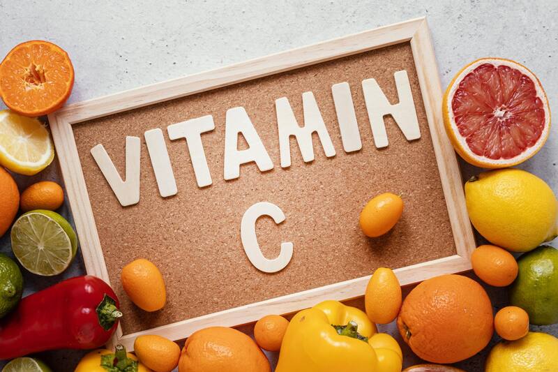 La vitamina C, una vitamina hidrosoluble, es crucial para la salud del sistema inmunológico y la piel. (Foto: Freepik)
