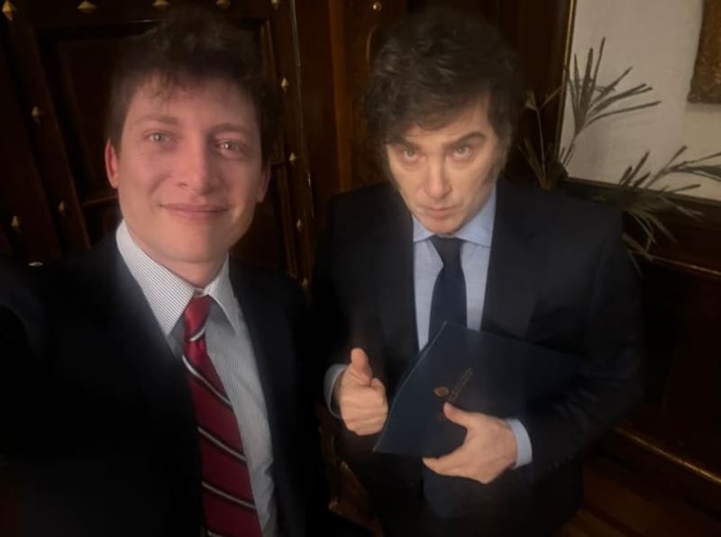 Javier Milei junto a su asesor presidencial, Santiago Caputo.