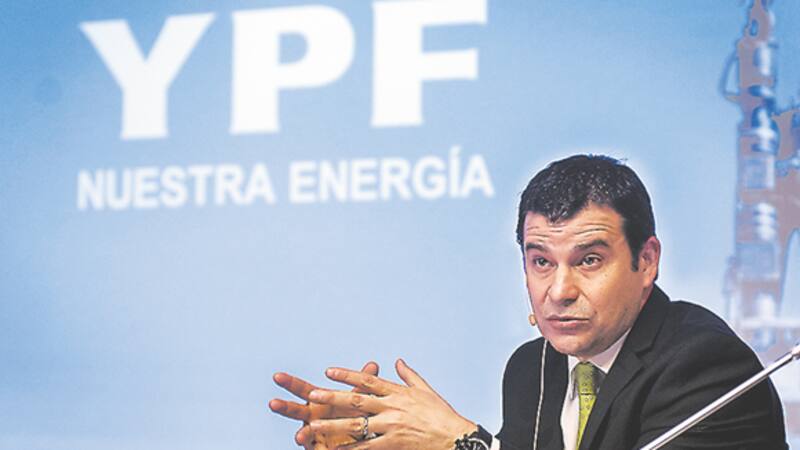 El presidente de YPF, Miguel Galuccio, enfrentado con los gobernadores por el control de las áreas petroleras