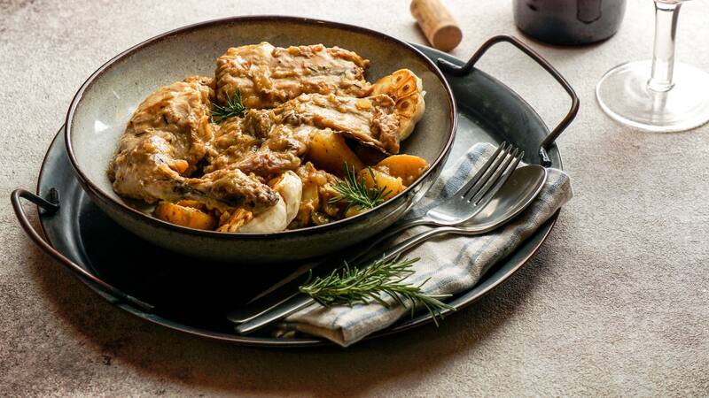 El conejo en salmorejo es uno de los platos canarios más populares.