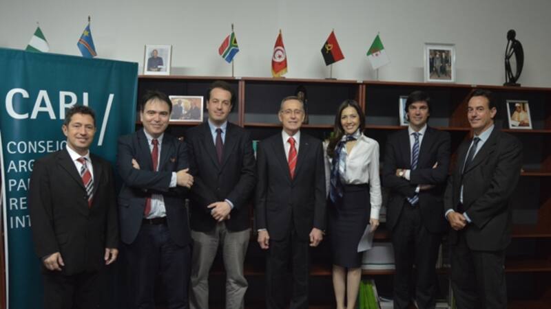 Periodistas del CARI-KOL junto al ex canciller y titular del CARI; Adalberto Rodríguez Giavarini (centro).