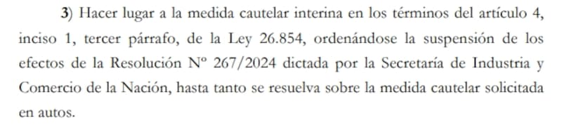 Fragmento de la resolución judicial que suspende lo ordenado por Industria