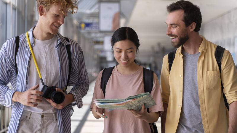 Los programas de estudio incluyen áreas como ingeniería, ciencias sociales y salud en universidades de prestigio.
