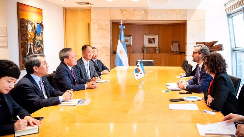 El canciller Cafiero con los directivos de POSCO en Buenos Aires