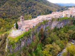 Este bonito pueblo de calles empedradas y escaleras serpeantes en Girona fue construido sobre los restos de un volcán
