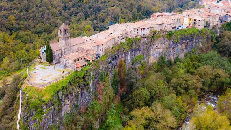 El pueblo, con apenas 1 km² de superficie, es uno de los más pequeños de Cataluña.
