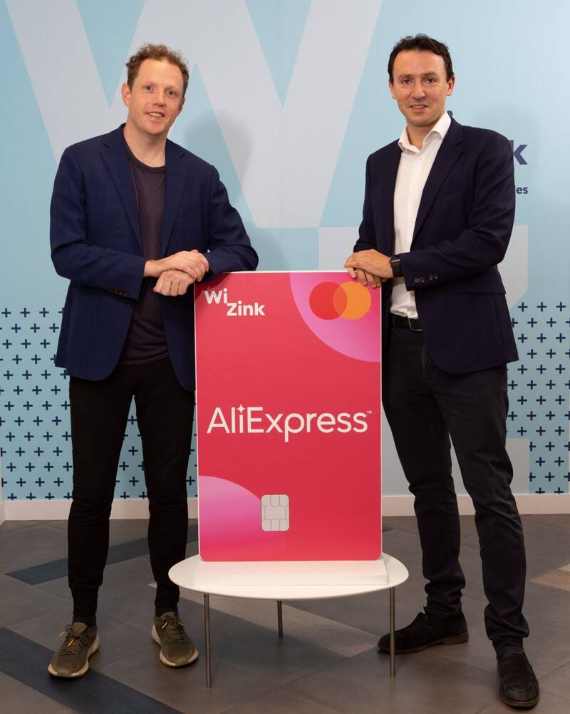 Francisco Javier Cobo, director de negocio de WiZink, y Gary Topp, director comercial de AliExpress
para Europa (Fuente: WiZink)