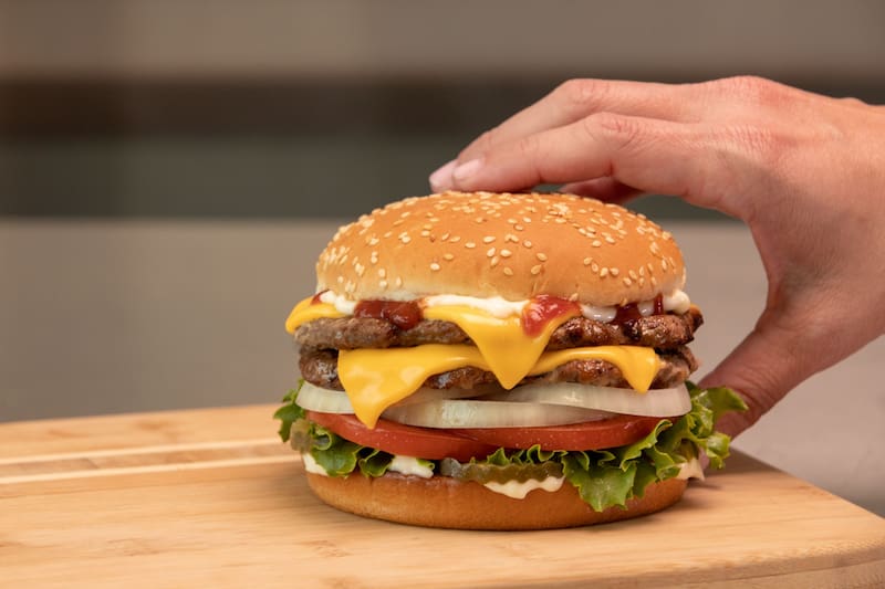 Carl's Jr busca competirle a las cadenas gourmet con precios más bajos y más locales.