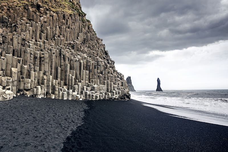 La playa de arena negra de Reynisfjara, junto a su monte de particulares formaciones rocosas, muestran un original e imperdible paisaje. FUENTE: Shutterstock.
