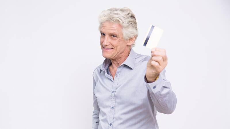 La Tarjeta Andalucía Junta 65 ofrece descuentos exclusivos para personas mayores en distintos servicios.