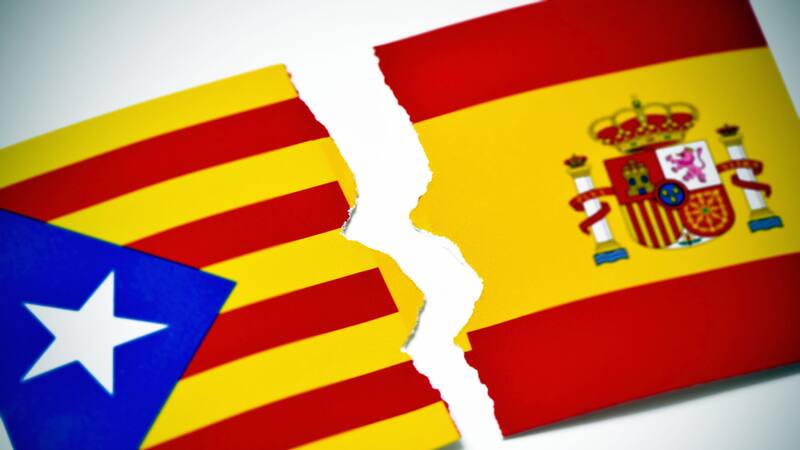 Más de la mitad de los catalanes rechaza la independencia, según un estudio de la Generalitat.