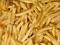 El origen de las papas fritas: los 2 países europeos que se disputan la creación de un clásico de la cocina