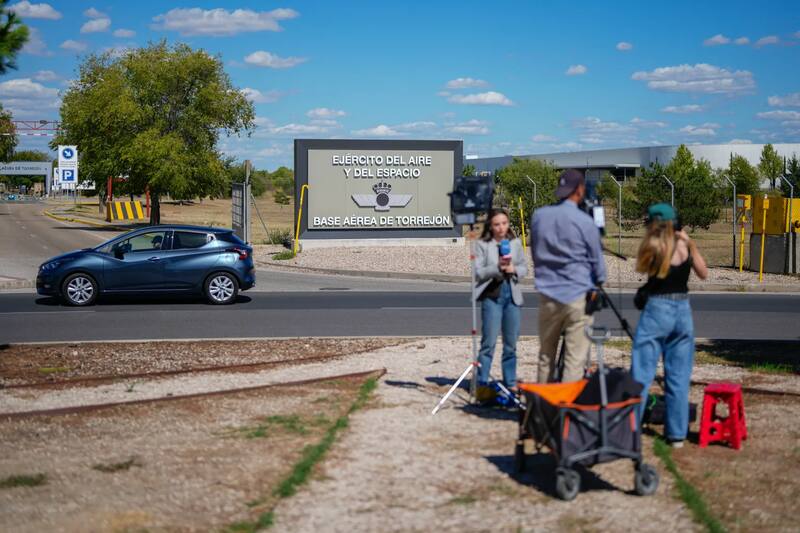 Los medios de comunicación esperan al líder opositor a la Presidencia de Venezuela, Edmundo González Urrutia, en la puerta de la base aérea de Torrejón de Ardoz (Madrid). EFE