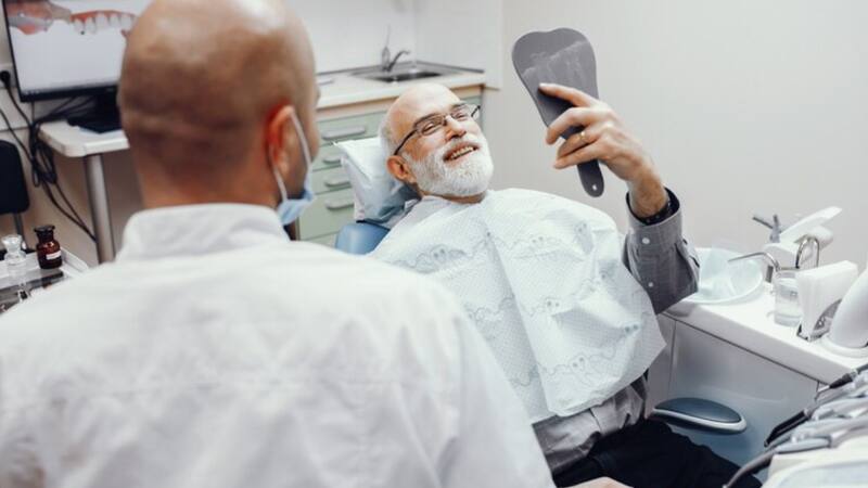 Buenas noticias para los mayores de 65: podrán acceder a tratamientos dentales gratis.