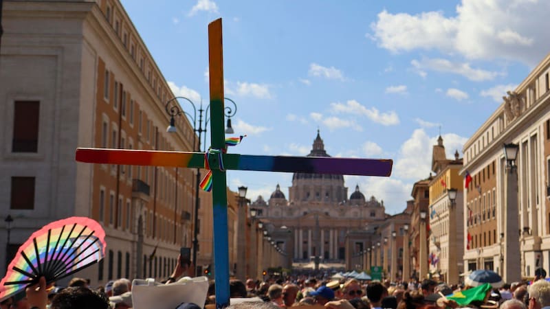 Lo autorizó Francisco: el Papa León XIV recibe el primer peregrinaje LGTBIQ+ en la Ciudad Santa