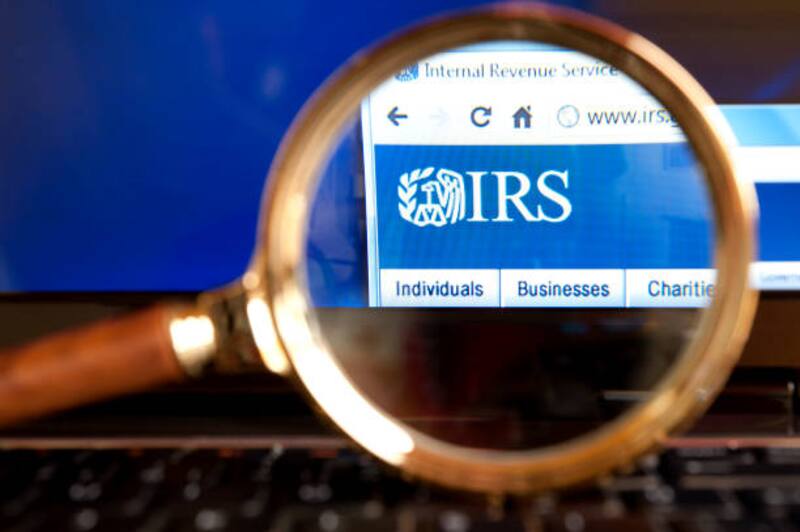 IRS puede aplicar un gravamen sobre toda la propiedad de un contribuyente deudor. Fuente: archivo.