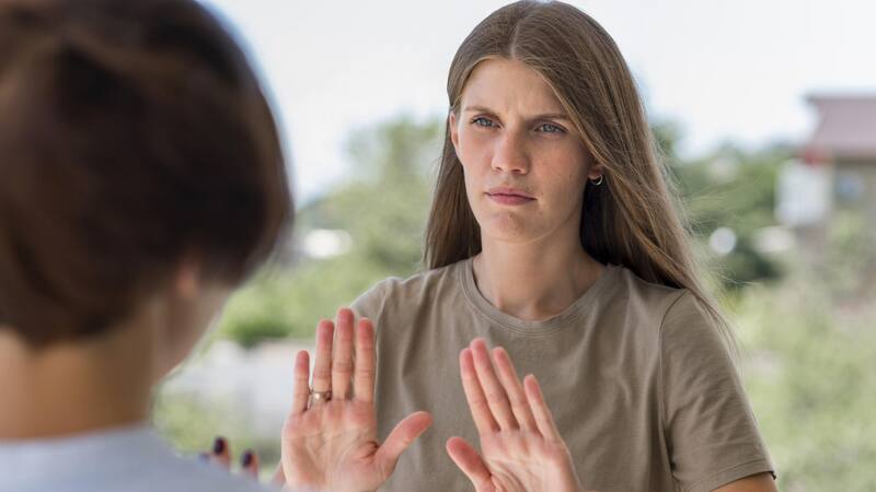 Gestionar las emociones con empatía es fundamental para calmar conflictos y fomentar relaciones saludables.