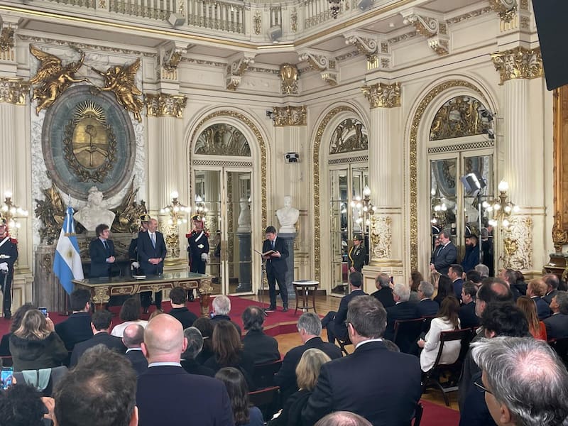 Acto de jura de Sturzenegger. Los familiares estaban en el sector derecho y los funcionarios en el izquierdo