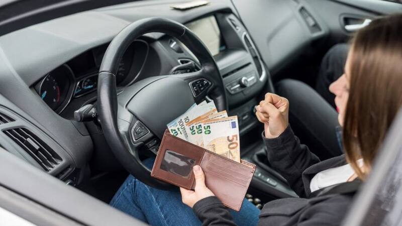 La DGT te cobrará una multa de 400 euros por no cumplir con esta norma en tu coche: es culpa de tu matrícula.