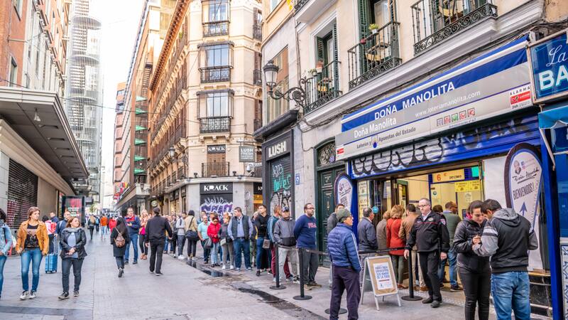 Un clásico de fin de año es la extensa fila que se forma frente a la lotería Doña Manolita. (Foto: Shutterstock).