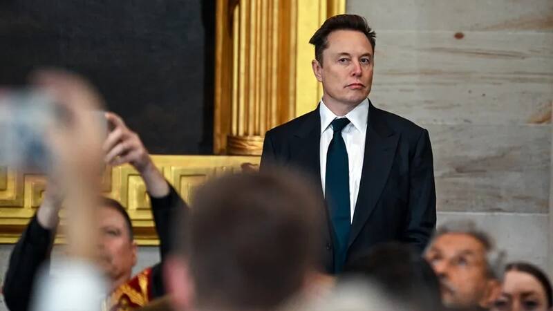 Elon Musk impone jornadas laborales de 120 horas semanales y defiende el trabajo sin sueldo.