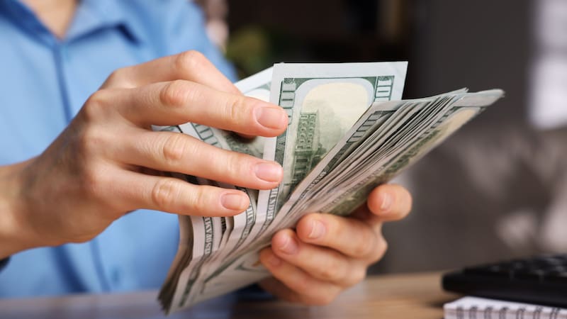 Guardar moneda extranjera en casa exige justificar su origen. Superar ciertos límites sin declarar puede implicar fuertes sanciones fiscales.