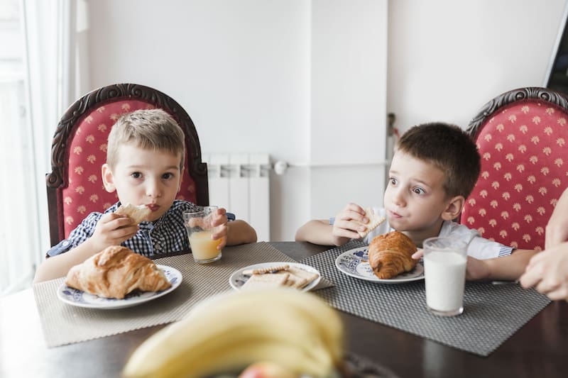 Comprender que la irritabilidad alimentaria tiene bases genéticas puede ayudar a los padres a reducir la culpa y la ansiedad asociadas con los hábitos alimenticios de sus hijos. (Fuente: Freepik)
