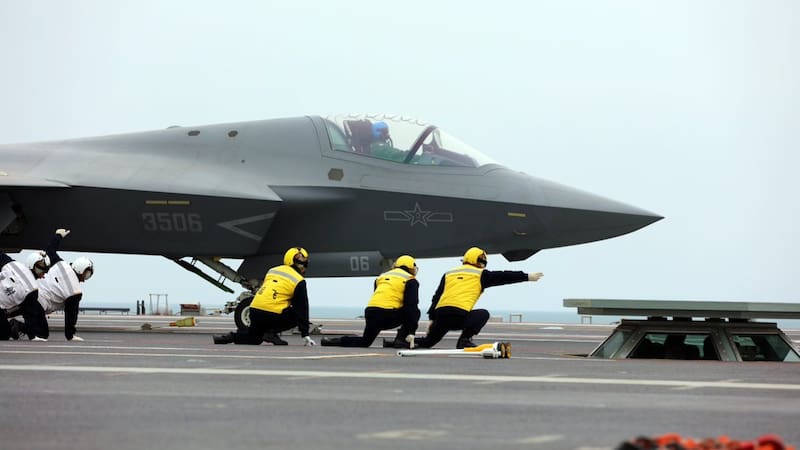 El avión furtivo J-35 ya opera abordo del portaaviones Fujian.