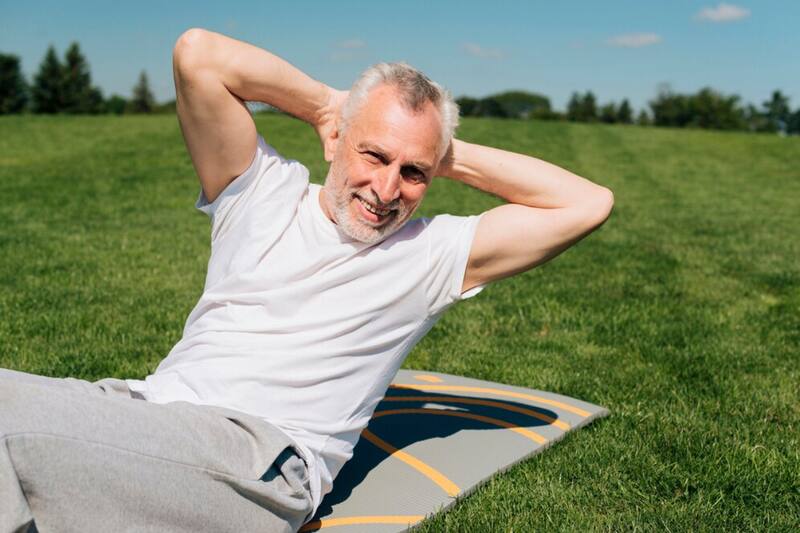 Este ejercicio es uno de los que se pueden realizar con peso añadido. (Foto: Freepik.es)