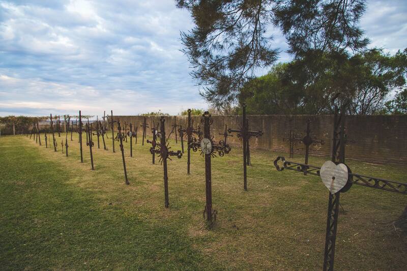 El cementerio de los alemanes del Volga en General Alvear es un sitio histórico que guarda las raíces y tradiciones de los primeros colonos, reflejando la cultura y el legado de esta comunidad en Entre Ríos. (Fuente: Camilazza en Wikimedia Commons)