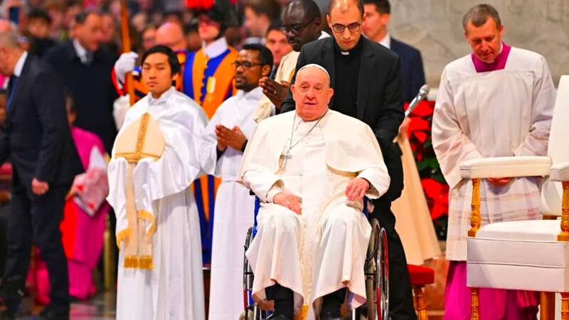 El Papa Francisco hizo su esperada reaparición pública este domingo, luego de una larga convalecencia que incluyó dos semanas de aislamiento en su residencia.