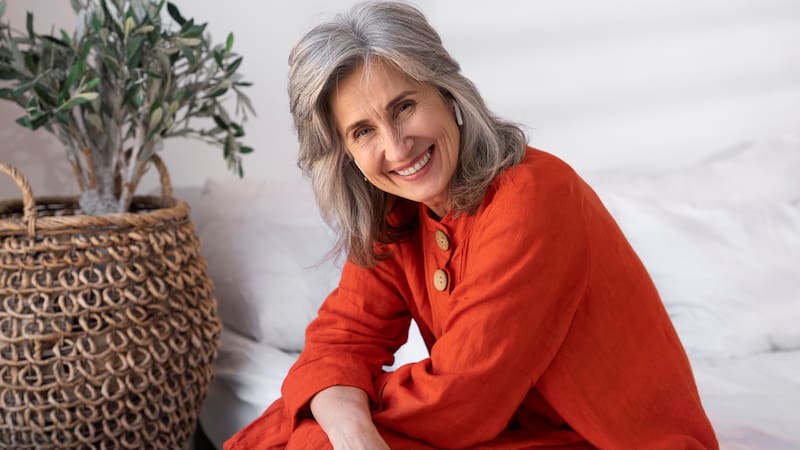 Atrévete a lucir tus canas sintiéndote elegante y empoderada con los cortes de cabello que buscan realzar su belleza natural.