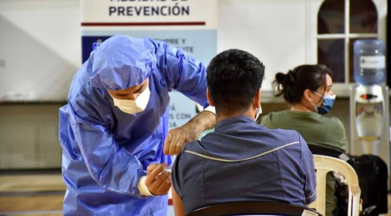 El Covid-19 fue la principal causa de muerte de los argentinos en 2021. Una de las recomendaciones para su prevención es la vacunación.