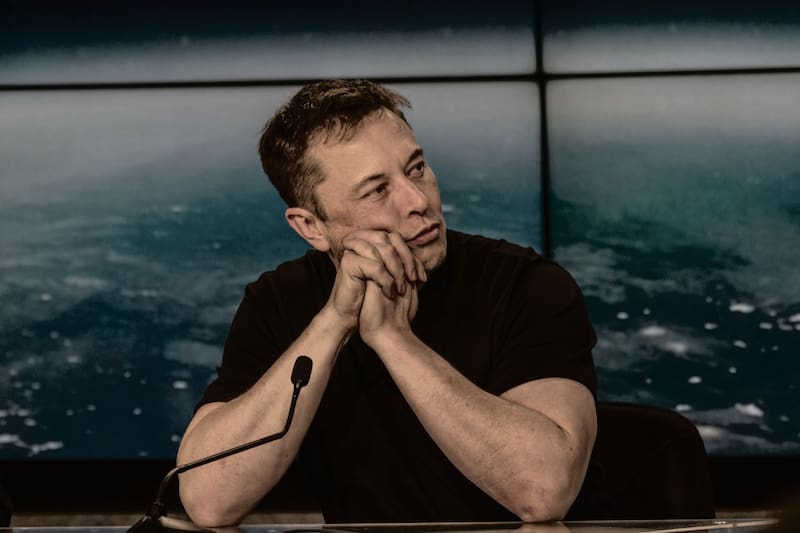 Elon Musk no perdonó a Carlos Slim y respondió su apuesta. Fuente: Shutterstock.