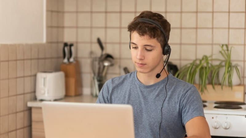 Estar 8 horas en la silla sin moverte afecta la postura y aumenta el riesgo de dolores articulares.