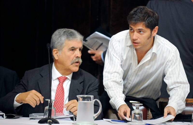 Julio De Vido y Axel Kicillof, en el Senado, durante la sesión en la que el entonces Ministro de Economía tildó de "tarados" a quienes sostenían lo, en su visión, "estúpido" de cumplir con el estatuto de YPF.