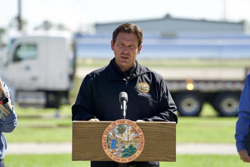 La nueva ley en Florida impone reglas claras sobre el uso de césped sintético en propiedades residenciales (Foto: GovRonDeSantis)